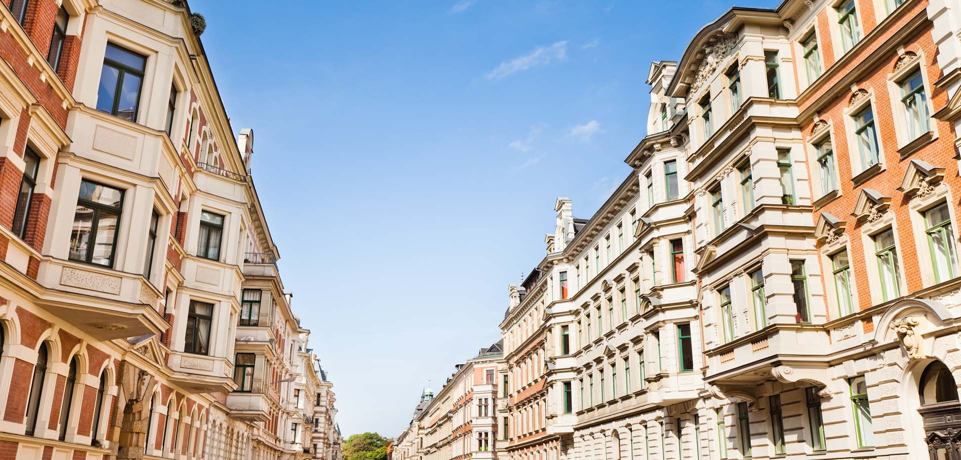 Straße mit Wohn-und Geschäftshäusern, Wohn-und Geschäftshäuser gehören auch zum Assetclass im Portfolio von Zinshaus Oberbayern