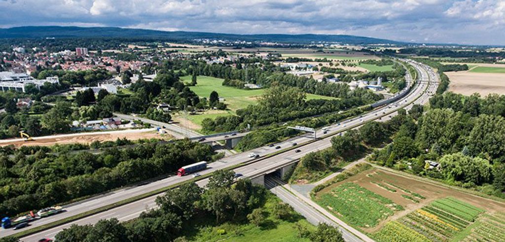 Blick von oben auf das Autobahnnetz und Gewerbegebiet- Gewerbegrundstücke gehören auch zur Assetklasse im Portfolio von Zinshaus-Oberbayern